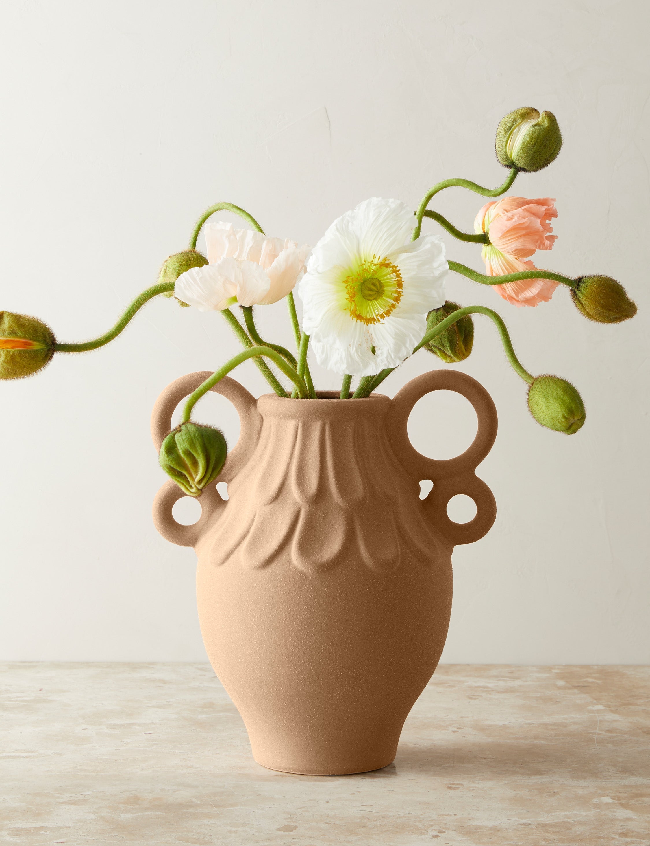 Vase à détails festonnés et des poignées courbées
