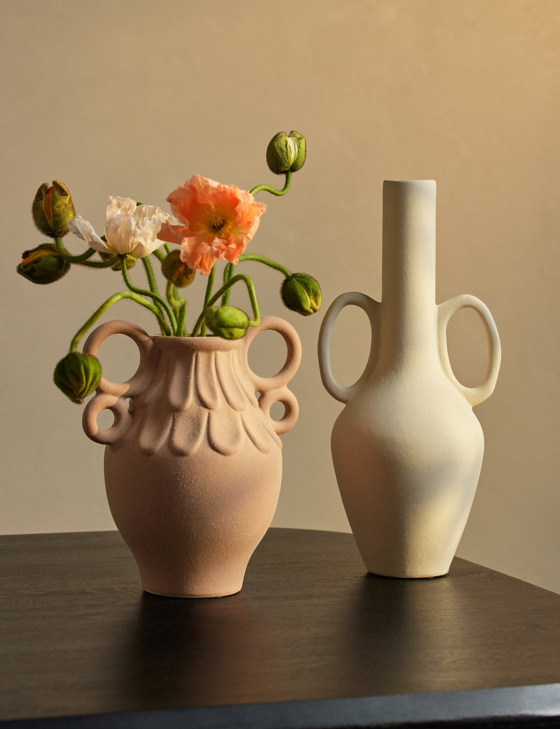 Vase à détails festonnés et des poignées courbées