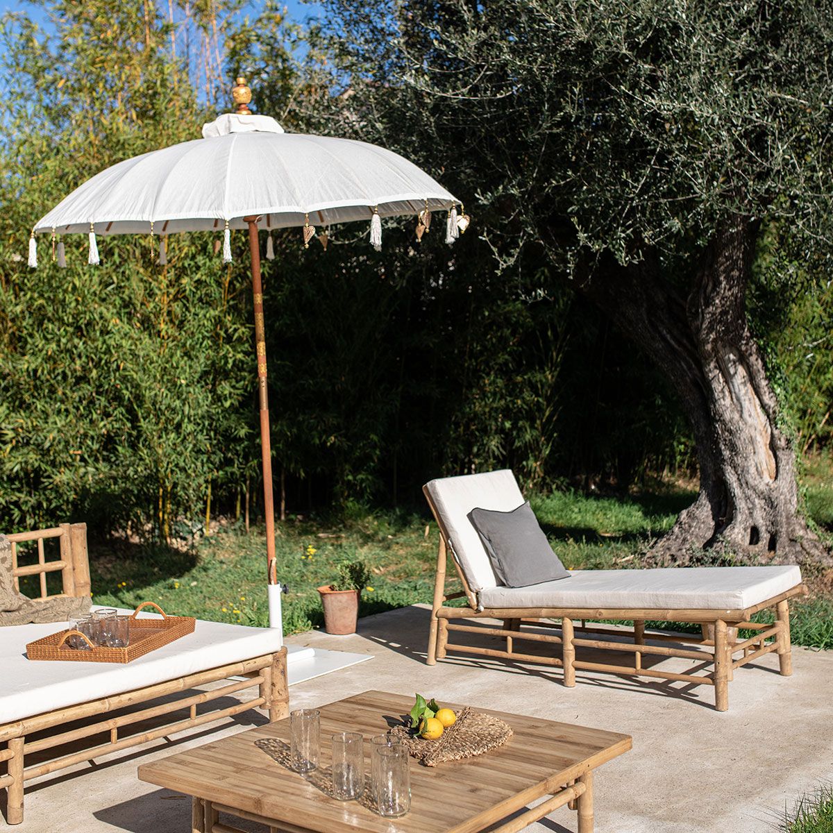 Cannes - Parasol exotique en bois et tissu à la manière balinaise