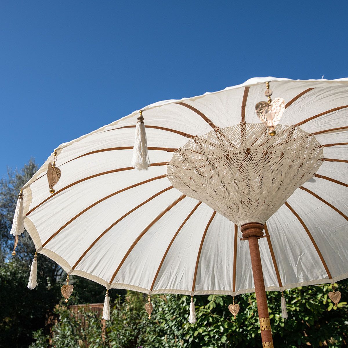 Cannes - Parasol exotique en bois et tissu à la manière balinaise