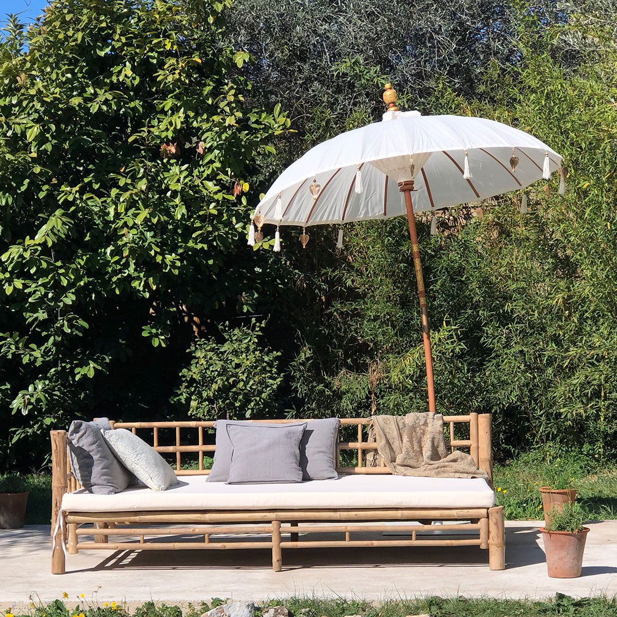 Cannes - Parasol exotique en bois et tissu à la manière balinaise