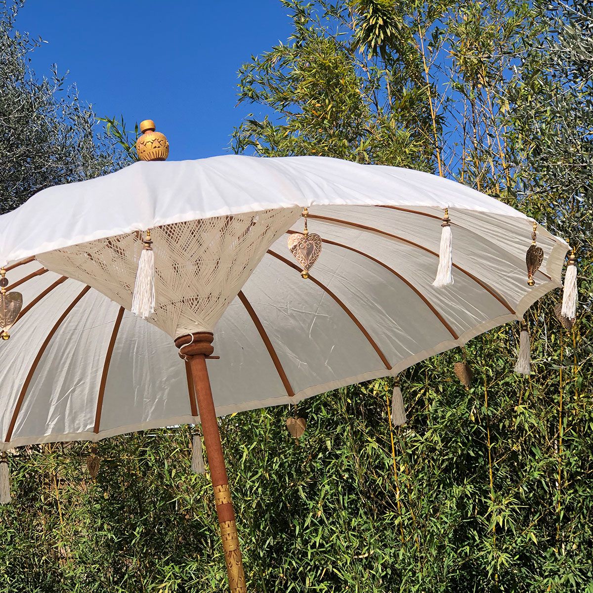 Cannes - Parasol exotique en bois et tissu à la manière balinaise