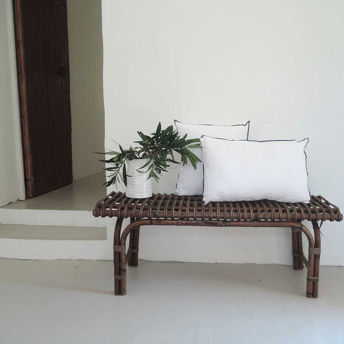 Élégant Coussin en Lin Lavé Oslo : Blanc avec Surjets Charbon