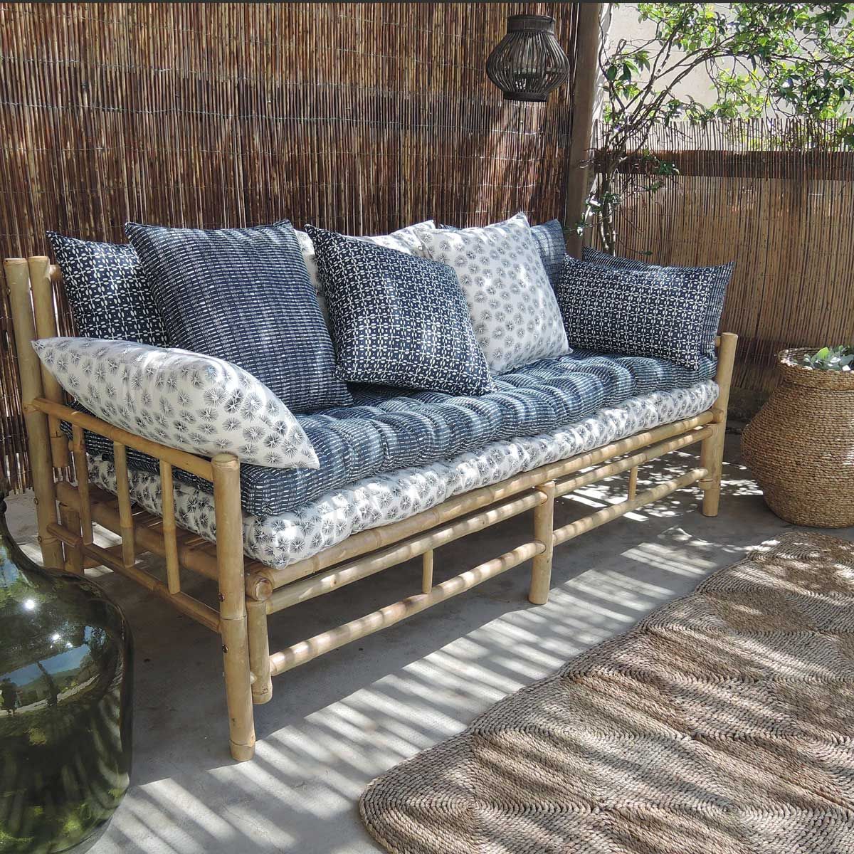 Cannes - Banc de jardin en bambou naturel avec coussin écru en toile de coton