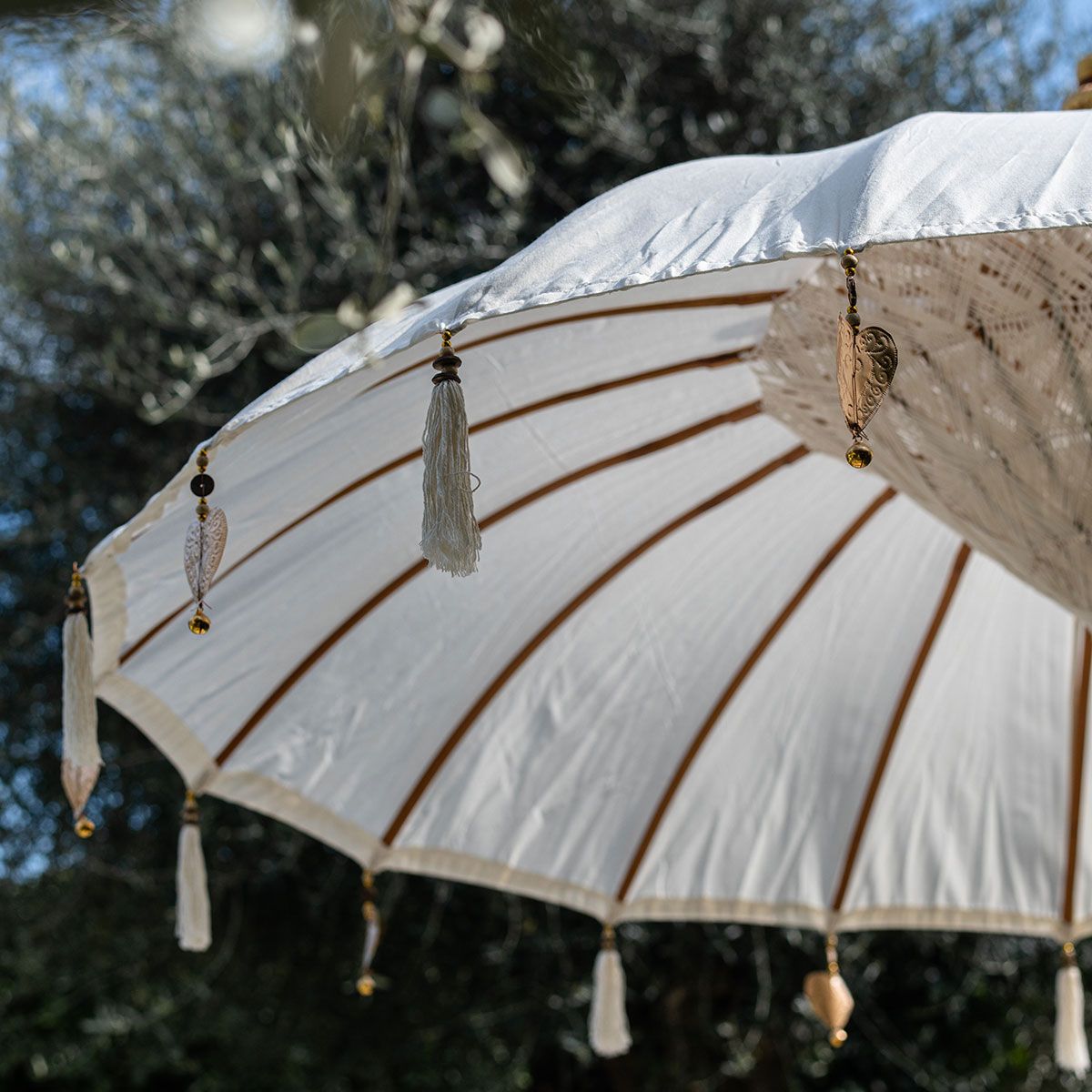 Cannes - Parasol exotique en bois et tissu à la manière balinaise