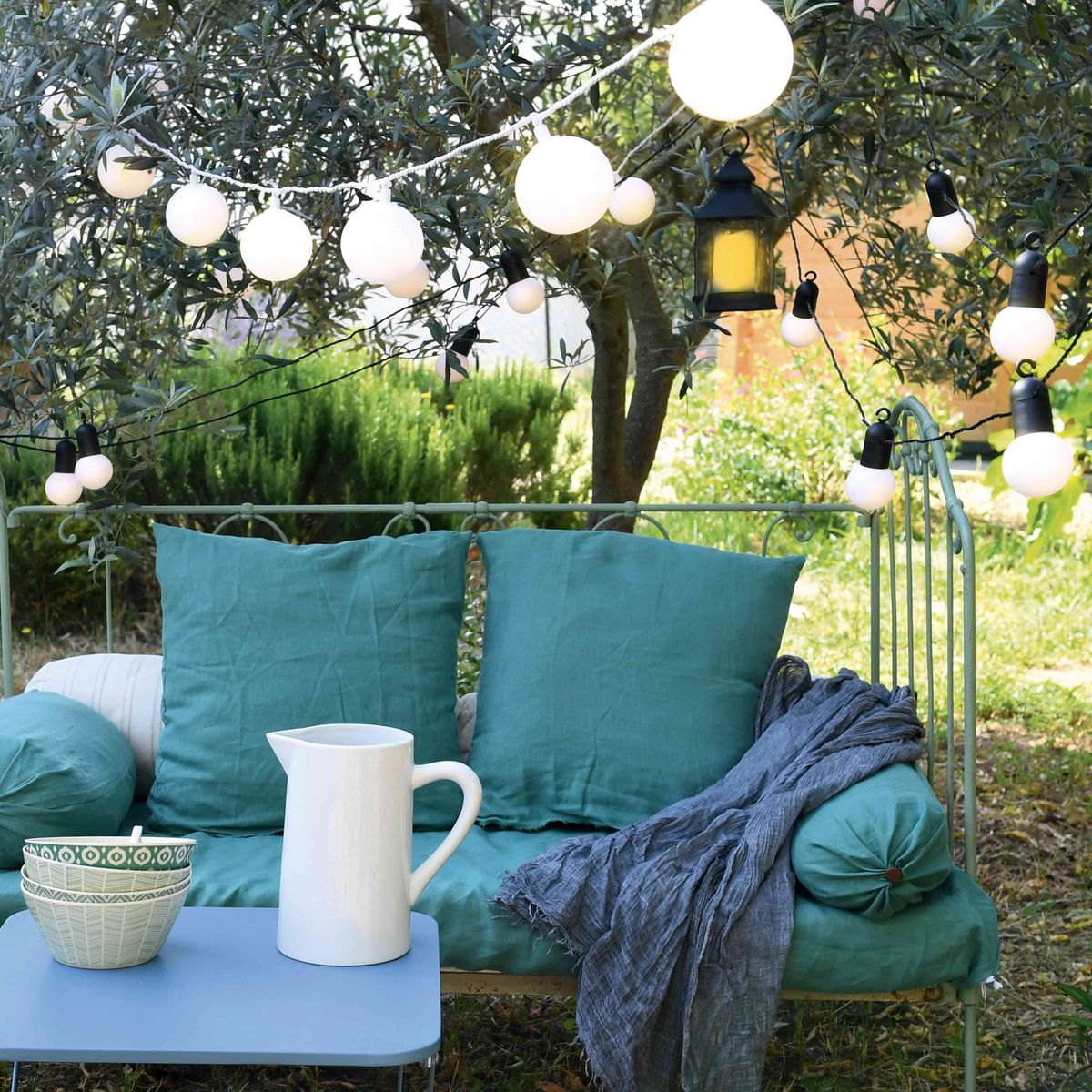 Luminaires festifs solaires en forme de guirlande avec une lumière blanche douce