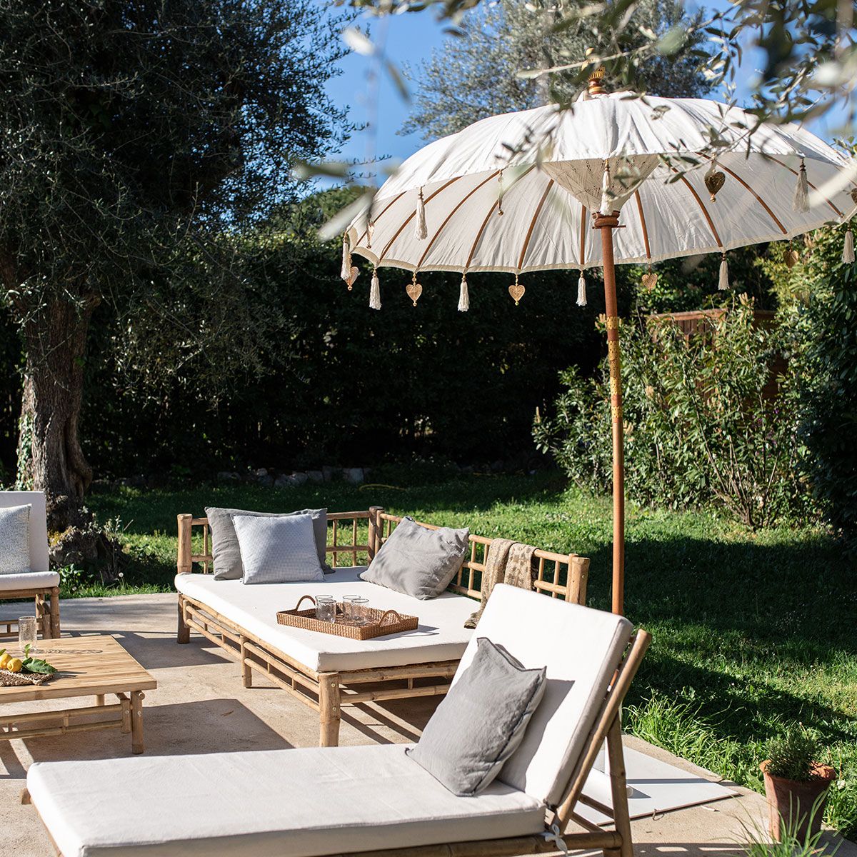 Cannes - Parasol exotique en bois et tissu à la manière balinaise