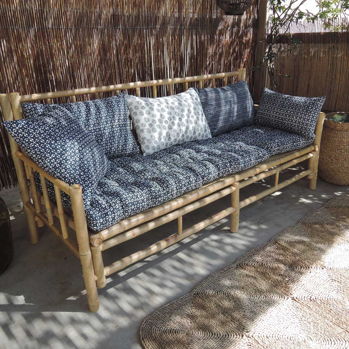 Cannes - Banc de jardin en bambou naturel avec coussin écru en toile de coton