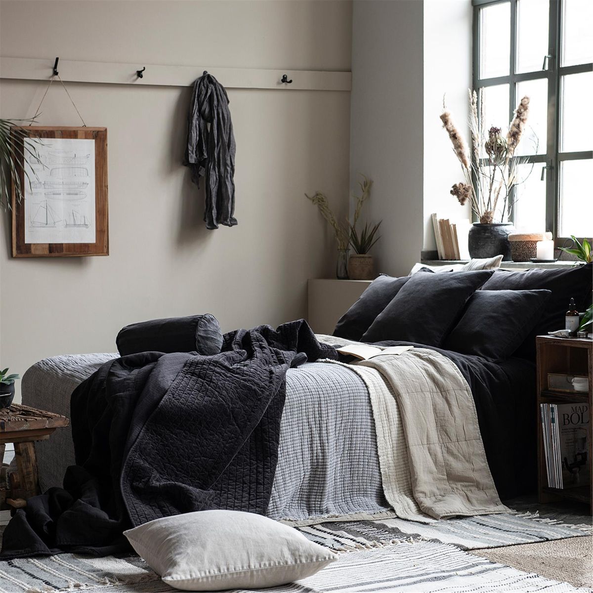 Élégant couvre-lit XL en coton écru agrémenté de rayures délicates en gris clair