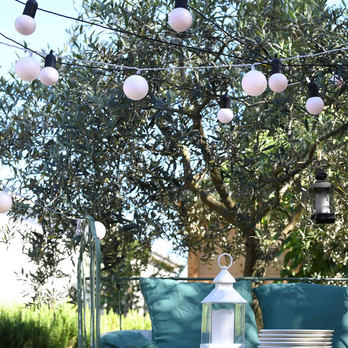 Luminaires festifs solaires en forme de guirlande avec une lumière blanche douce