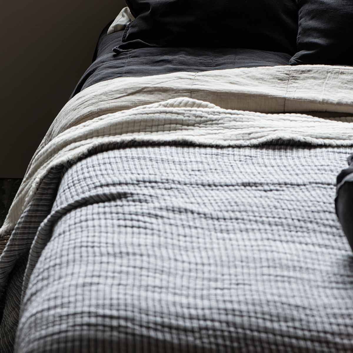 Élégant couvre-lit XL en coton écru agrémenté de rayures délicates en gris clair