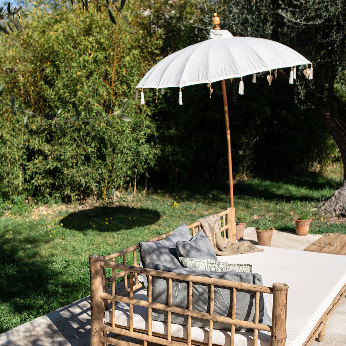 Cannes - Parasol exotique en bois et tissu à la manière balinaise