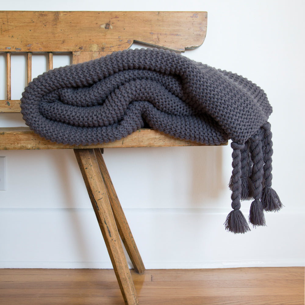 Couverture douillette avec tissage texturé épais et houppes