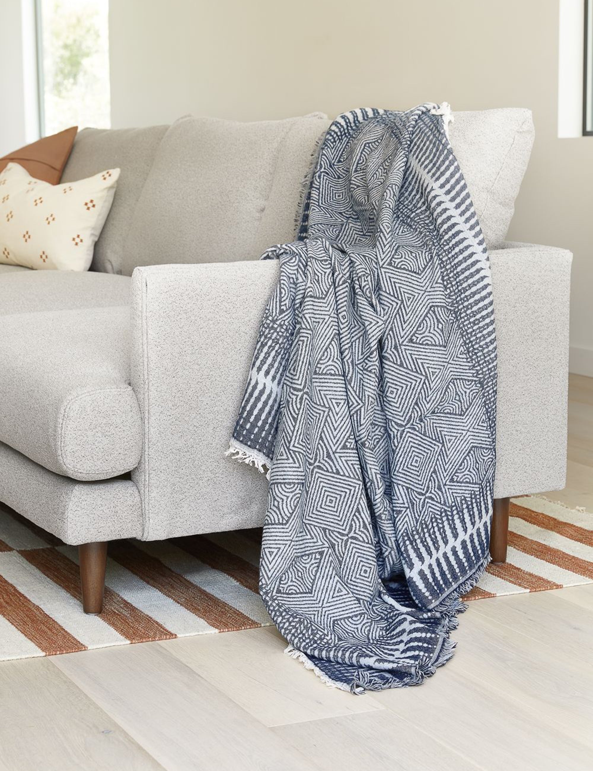 Couverture tissée en fibres bleues et blanches