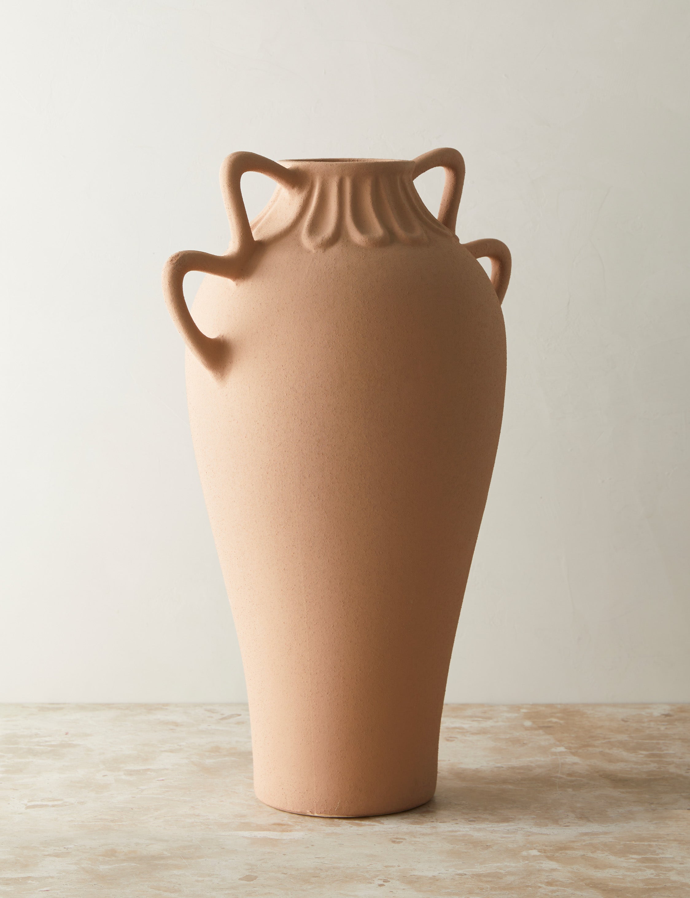 Vase à détails festonnés et des poignées courbées