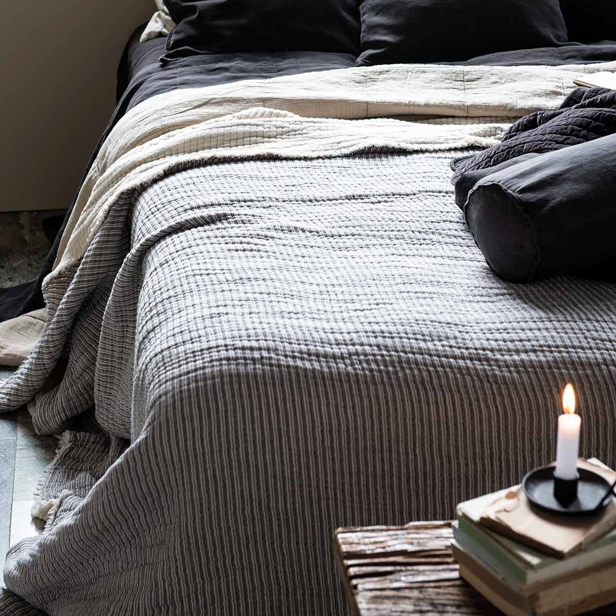 Élégant couvre-lit XL en coton écru agrémenté de rayures délicates en gris clair