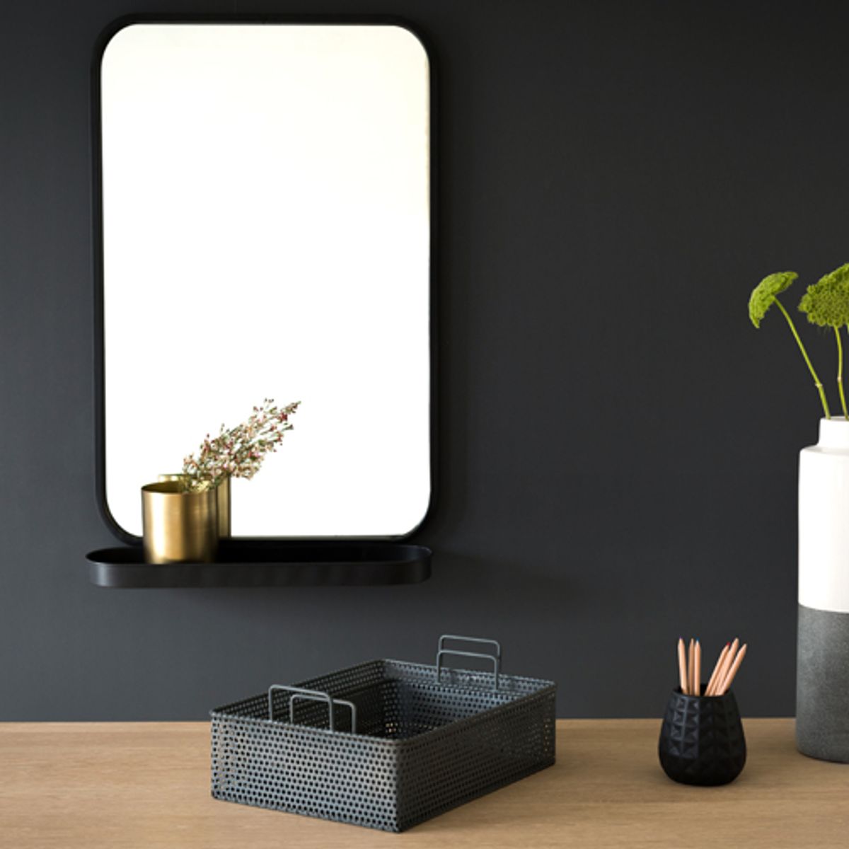 Miroir décoratif en métal noir avec plateau