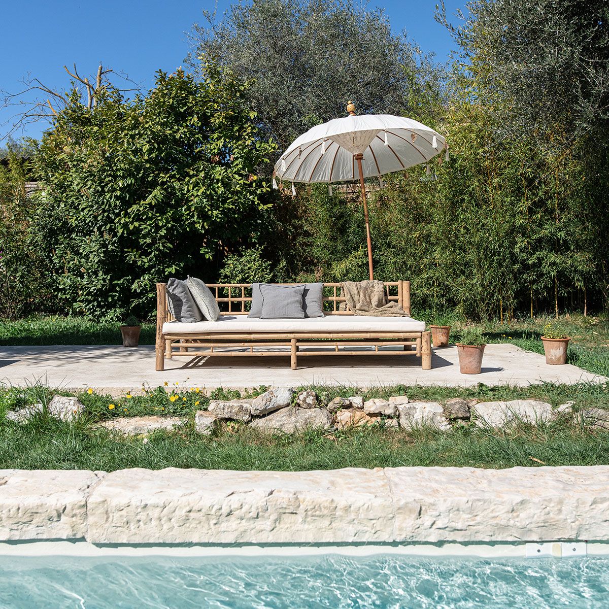 Cannes - Parasol exotique en bois et tissu à la manière balinaise